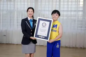 福州11岁男孩刷新吉尼斯世界纪录 连做94个街舞“大回环”图片