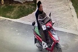 饭店大厨骑电动车撞倒男童逃逸，老板得知后将其辞退图片