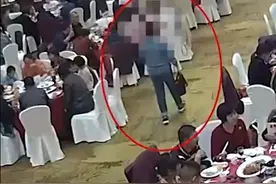 女子蹭吃酒席顺走白酒被拘，还说“主人家太热情，就拿了几瓶”图片