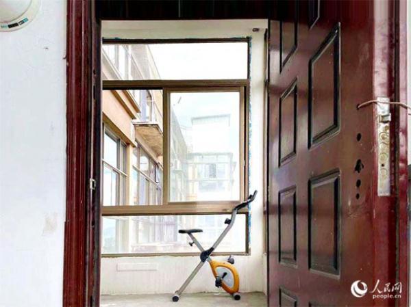 顶楼业主擅自加盖两层，泳池、花园俱全……投诉10年无法拆除？