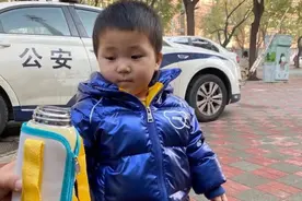 紧急寻人！环卫工人凌晨3点捡到一2岁男童，一天后，孩子父母仍未找到图片