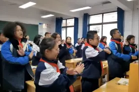 唱歌跳舞，长沙中学英语老师“魔性”教学走红图片