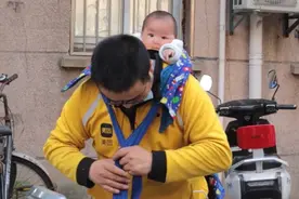 背着女婴一天跑12小时外卖，当事人发声：孩子听话不哭不闹，带着她只想更好的照顾她图片