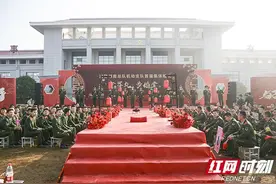 右手敬礼左手牵你 武警湖南总队机动支队为20对新人举办集体婚礼图片