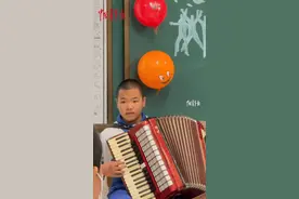 气势到位！网友：音乐一响“横扫千军万马”图片