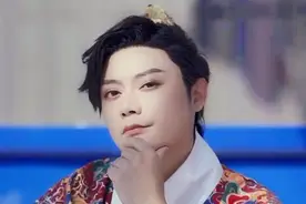 汉服爱好者奢华装扮引关注，自称两个纯金护臂花了55万图片