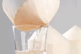 为啥天然椰汁是透明的，超市卖的椰奶却是乳白色？喝了这么多年才知道…图片