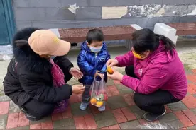 两岁娃深夜在街头无人认领！警方最新通报：已抓获其父图片