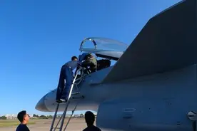 东部战区换装，顶尖战机歼-10C入列！台媒：战力“超出不止一个档次”图片