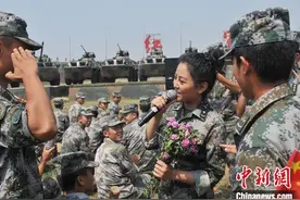 “文艺女兵”阿鲁阿卓用《大道同行》唱响中国梦图片