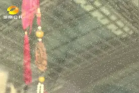 糟心！长沙一小区60辆小车被“泼”油漆，业主：停外面的车全中招图片