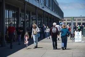 数读2月17日全球疫情：全球日增确诊超204万例 累计逾4.1亿例 82%美国人认为自己国家“没走在正轨上”图片