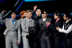 2021全美音乐奖举行颁奖礼，防弹少年团获年度艺人奖图片