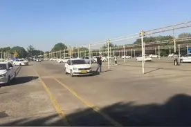 震惊！驾校教练员收了4680元报名费后，不约考就不安排练车图片