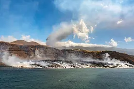 西班牙火山喷发9周不停歇 新生成的陆地面积相当于50多个足球场图片