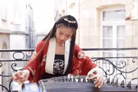惊艳全球1亿路人！95后汉服小姐姐，在欧洲街头一人一琴，弹奏中国声音图片