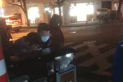 90后民警一晚上连翻八个垃圾桶，只为了找这个图片