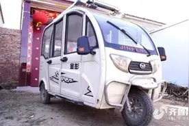 救命！三轮车翻进水沟，俩女童被淹，14岁的他甩开书包跳冰水救人图片