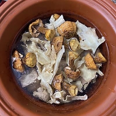 姬松茸炖花胶功效与作用 姬松茸炖花胶功效与作用是什么