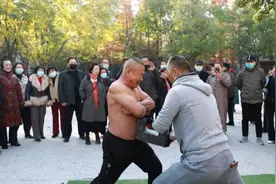 商丘59岁大叔每天捶打钢珠6000下，练出绝活铁砂掌，可单手砸钉子图片