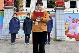 把每个学生的名字都编成诗句和成语，武汉这所中学的“夸夸大会”夸出了新高度图片