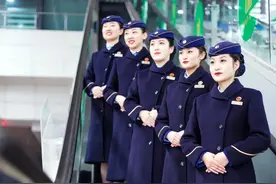 藏蓝色毛呢大衣！高铁乘务员换冬装了图片