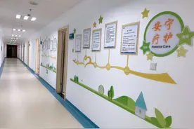 妈妈患癌后，这个中年男人三次在医生面前落泪，“第一次，有人关心我好不好”图片