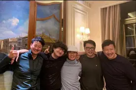 《士兵突击》演员合影 王宝强段奕宏等人开怀大笑图片