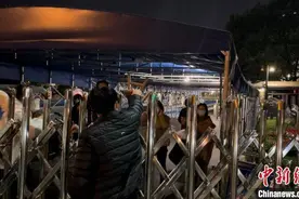 浙大紫金港校区封闭式管理后：校门口的有序和温暖图片