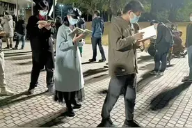 浙大紫金港校区封闭管理当夜：学生手捧书本排队等待核酸检测图片