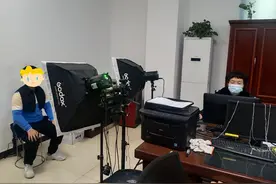 广汉市公安局三星堆派出所为群众办理广汉首例居民身份证申领“跨省通办”业务图片