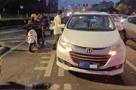 “他不是我爸！”浙江男孩因没做作业街头哭喊，民警拦车调查图片