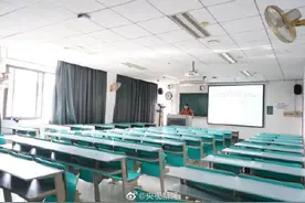 浙大老师声情并茂对着空教室讲课图片