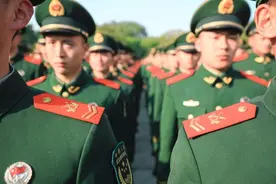 武警上海总队今天举行新兵授衔仪式图片