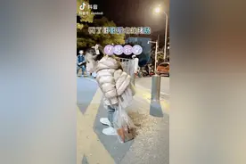 “mua~”妹妹亲了一口刚放学的哥哥，网友：我也想要，哪里领图片