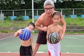 儿「脱衣打球」被大妈路人指指点点：怎么这样！黄小柔高EQ回击电爆她图片