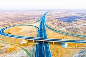 新疆首条沙漠高速公路阿乌高速全线主体完工图片