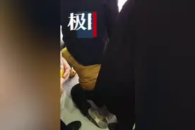 河南跪地当“人肉板凳”儿子发声：照顾父亲应该的图片