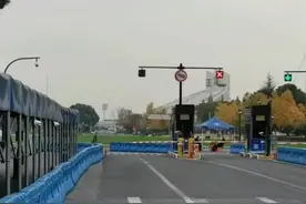 “天冷了，给他换床厚被子”浙大紫金港校区外的这一幕很暖图片