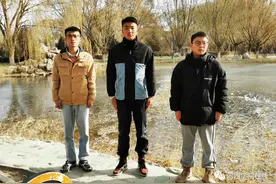 女孩快被淹到头顶，大学生“手肘砸冰”救人！后续来了……图片