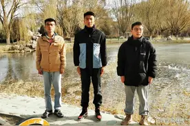 女孩快被淹到头顶，他们“手肘砸冰”救人！后续来了……图片