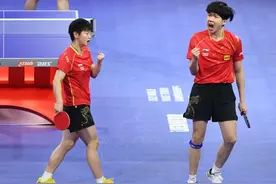 夺冠后一抱再抱，王楚钦孙颖莎组合萌出圈，巴黎奥运会就是他俩了图片