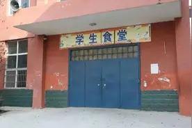 “校长痛哭称换不动送餐公司”事件调查：师生呕吐后配餐企业才取得许可证图片