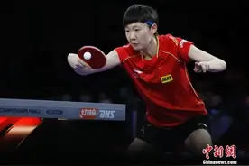 休斯敦赛场升起四面五星红旗！樊振东领奖名场面太欢乐图片