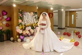 女护士意外被隔离，和新郎隔着屏幕完成“婚礼”图片