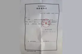 “学生呕吐腹泻校长痛哭”事件涉事送餐公司2人被刑拘，涉事企业曾两次被罚图片