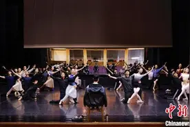 暌违十年再登台 中央芭蕾舞团复排经典《奥涅金》图片