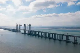 我国首座跨海高铁桥全桥贯通图片