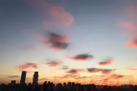 你看你看，粉红色的天空图片