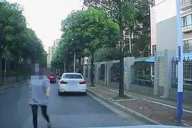 宝马“疯狂”别车近2公里 还逼停后车“警告”：你等着，别走图片